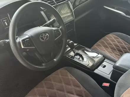 Toyota Camry 2015 года за 9 500 000 тг. в Актобе – фото 2