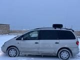 Volkswagen Sharan 1998 года за 2 500 000 тг. в Актау – фото 2
