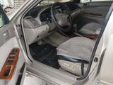 Toyota Camry 2004 года за 3 400 000 тг. в Актобе – фото 2