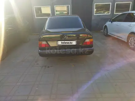 Mercedes-Benz E 220 1993 года за 2 000 000 тг. в Актобе – фото 4