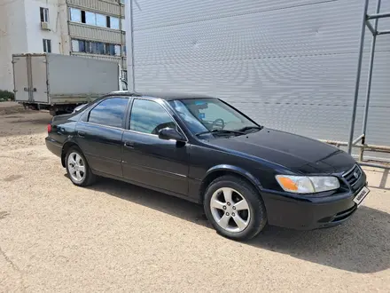 Toyota Camry 2000 года за 3 000 000 тг. в Актобе – фото 14