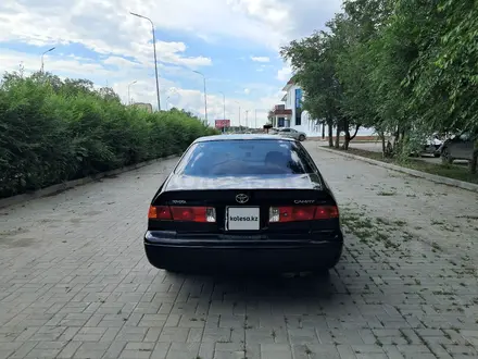 Toyota Camry 2000 года за 3 000 000 тг. в Актобе – фото 6