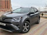 Toyota RAV4 2018 года за 13 300 000 тг. в Актау