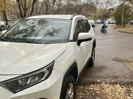 Toyota RAV4 2021 года за 15 000 000 тг. в Алматы – фото 3