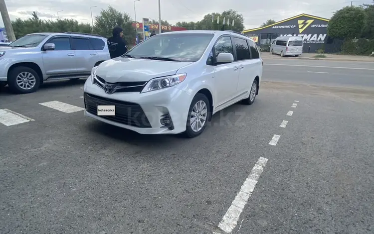 Toyota Sienna 2017 годаfor13 500 000 тг. в Актобе