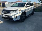 Toyota Highlander 2018 года за 16 200 000 тг. в Атырау – фото 2