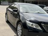 Toyota Camry 2012 года за 9 300 000 тг. в Алматы – фото 2