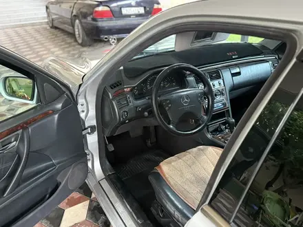 Mercedes-Benz E 320 2000 года за 4 350 000 тг. в Шымкент – фото 6