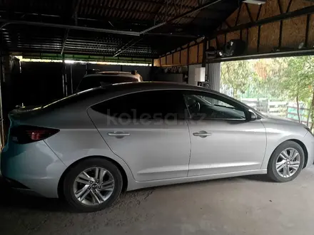 Hyundai Elantra 2018 года за 5 300 000 тг. в Уральск – фото 13