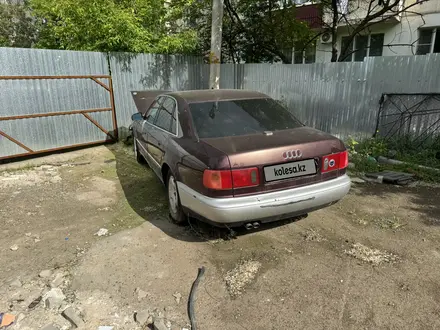 Audi A8 1998 года за 800 000 тг. в Уральск – фото 2
