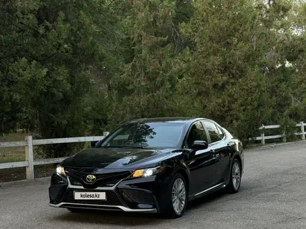 Toyota Camry 2022 года за 11 250 000 тг. в Алматы