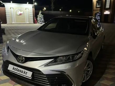 Toyota Camry 2023 года за 17 700 000 тг. в Костанай