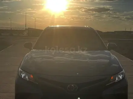 Toyota Camry 2019 года за 13 200 000 тг. в Атырау – фото 2