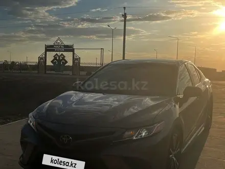 Toyota Camry 2019 года за 13 200 000 тг. в Атырау