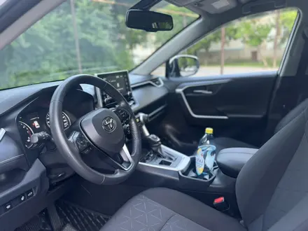 Toyota RAV4 2022 года за 13 400 000 тг. в Уральск – фото 14