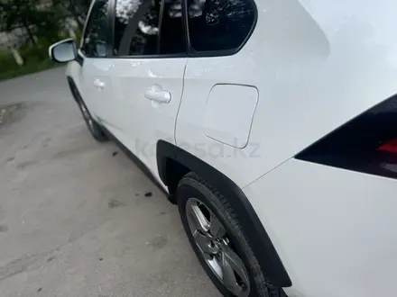 Toyota RAV4 2022 года за 13 400 000 тг. в Уральск – фото 20