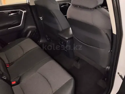 Toyota RAV4 2022 года за 13 400 000 тг. в Уральск – фото 27