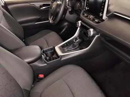 Toyota RAV4 2022 года за 13 400 000 тг. в Уральск – фото 26