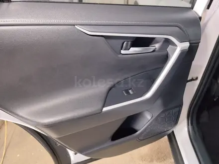 Toyota RAV4 2022 года за 13 400 000 тг. в Уральск – фото 28