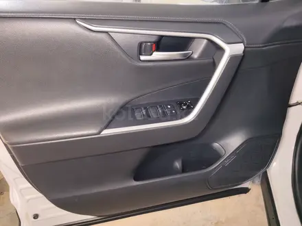 Toyota RAV4 2022 года за 13 400 000 тг. в Уральск – фото 32