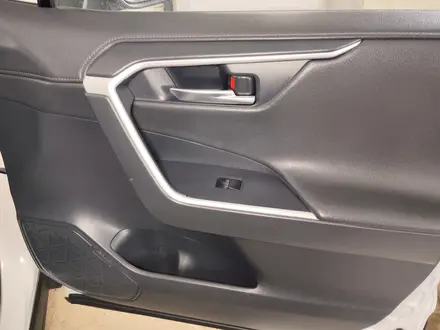 Toyota RAV4 2022 года за 13 400 000 тг. в Уральск – фото 36