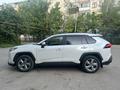 Toyota RAV4 2022 года за 13 400 000 тг. в Уральск – фото 2
