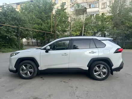 Toyota RAV4 2022 года за 13 400 000 тг. в Уральск – фото 2