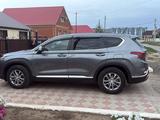 Hyundai Santa Fe 2019 года за 10 000 000 тг. в Уральск – фото 2