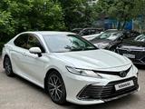 Toyota Camry 2021 года за 19 150 000 тг. в Алматы – фото 2