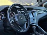 Toyota Camry 2017 года за 8 800 000 тг. в Шалкар – фото 5