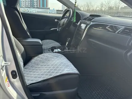 Toyota Camry 2015 года за 9 500 000 тг. в Атырау – фото 13