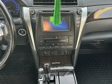 Toyota Camry 2015 года за 9 500 000 тг. в Атырау – фото 14