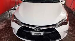 Toyota Camry 2015 года за 7 800 000 тг. в Уральск – фото 2