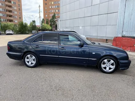 Mercedes-Benz E 320 1998 года за 2 500 000 тг. в Астана – фото 2