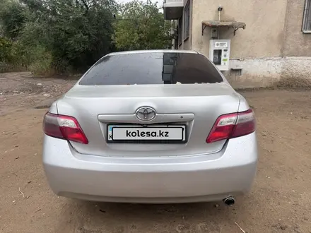 Toyota Camry 2006 года за 4 500 000 тг. в Актобе – фото 2