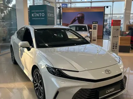 Toyota Camry Luxe 2025 года за 23 690 000 тг. в Алматы
