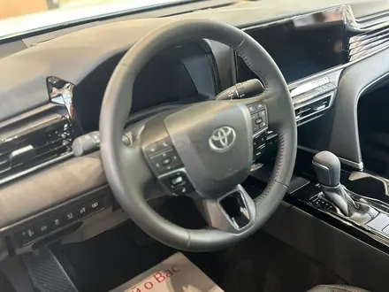 Toyota Camry Luxe 2025 года за 23 690 000 тг. в Алматы – фото 2