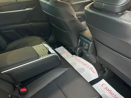 Toyota Camry Luxe 2025 года за 23 690 000 тг. в Алматы – фото 3