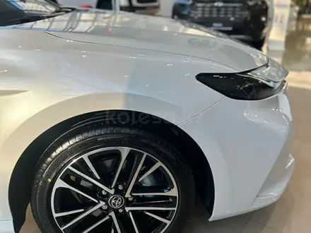 Toyota Camry Luxe 2025 года за 23 690 000 тг. в Алматы – фото 5