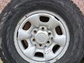 Шины и диски Toyota Hilux за 150 000 тг. в Уральск – фото 2