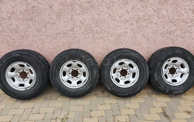 Шины и диски Toyota Hilux за 150 000 тг. в Уральск