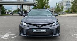 Toyota Camry 2022 года за 14 200 000 тг. в Алматы – фото 2