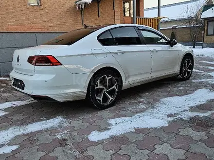 Volkswagen Passat 2021 года за 12 960 000 тг. в Алматы – фото 3