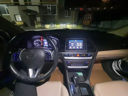 Hyundai Sonata 2018 года за 10 000 000 тг. в Актобе – фото 4