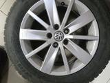 Комплект дисков с резиной на vw polo за 200 000 тг. в Алматы