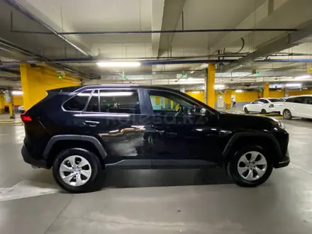 Toyota RAV4 2022 года за 11 500 000 тг. в Алматы – фото 3