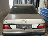 Mercedes-Benz E 220 1993 года за 900 000 тг. в Алматы