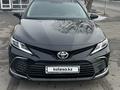 Toyota Camry 2023 года за 16 800 000 тг. в Актобе – фото 2