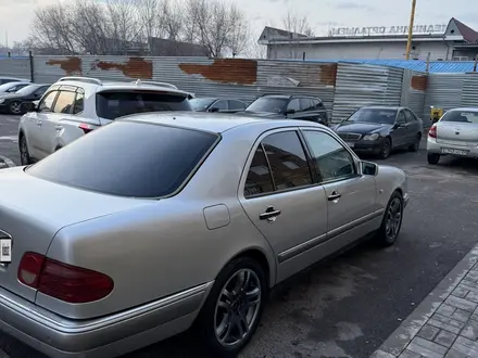 Mercedes-Benz E 320 1997 года за 3 100 000 тг. в Алматы – фото 3