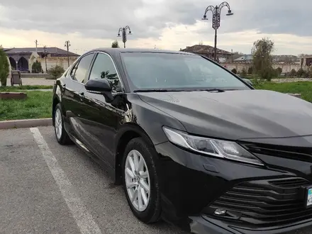 Toyota Camry 2019 года за 12 400 000 тг. в Тараз – фото 2